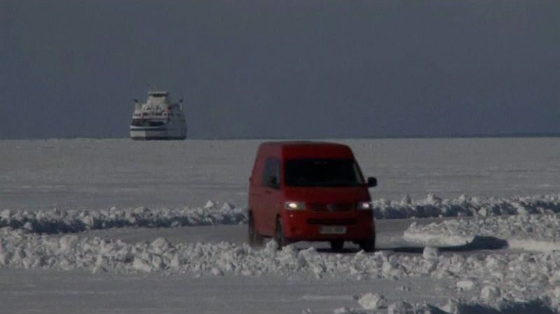 Nejdelší evropská ledová silnice vede k malému ostrovu, řidiči nesmí být připoutáni